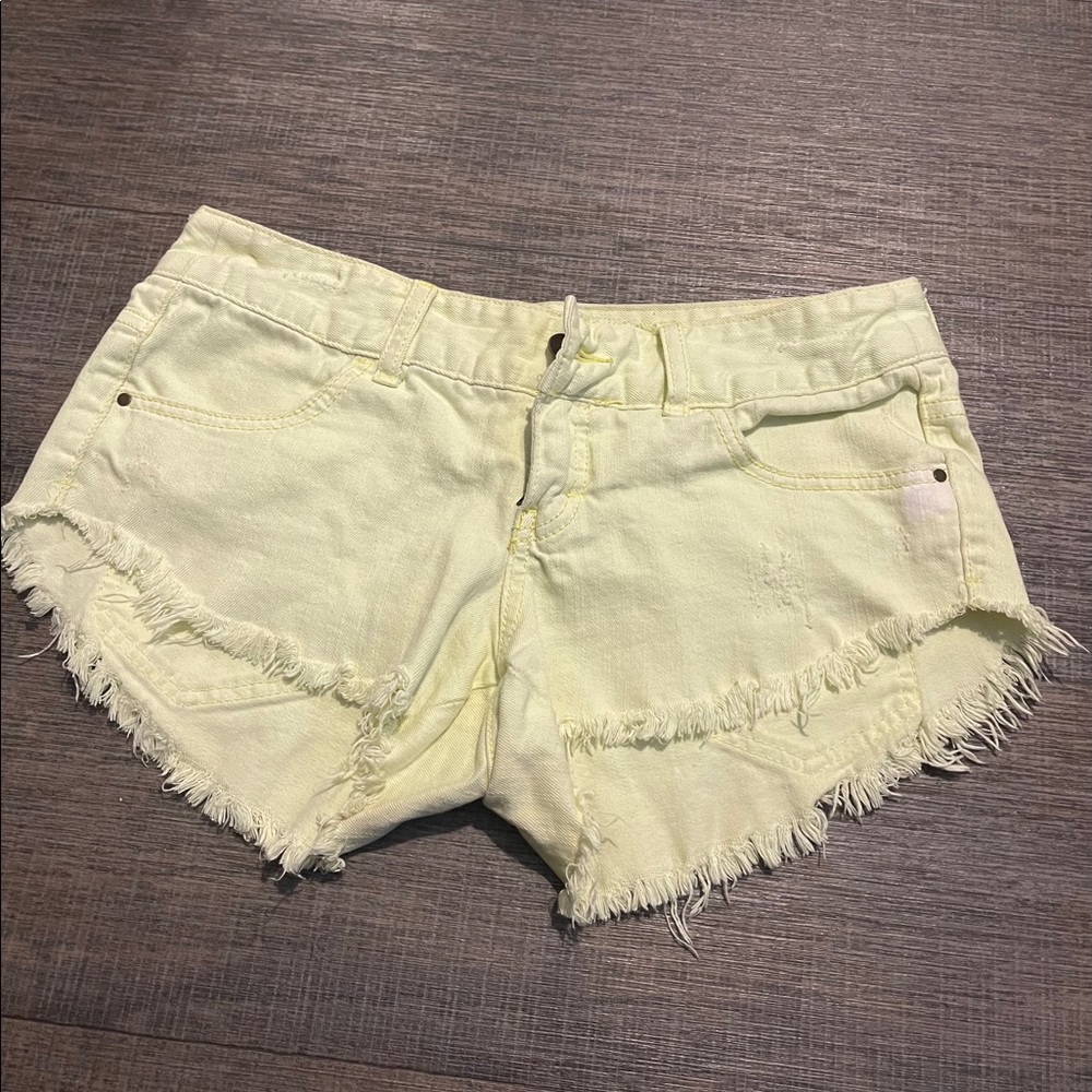 Billabong light yellow shorts